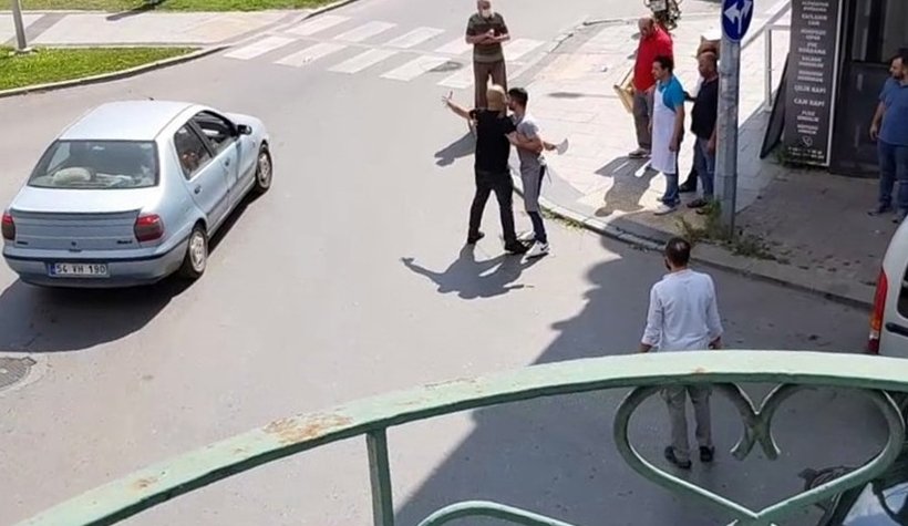 Yol verme kavgasında satırla dehşet saçtı