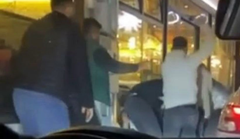 Yol verme kavgasında yumruklar havada uçuştu