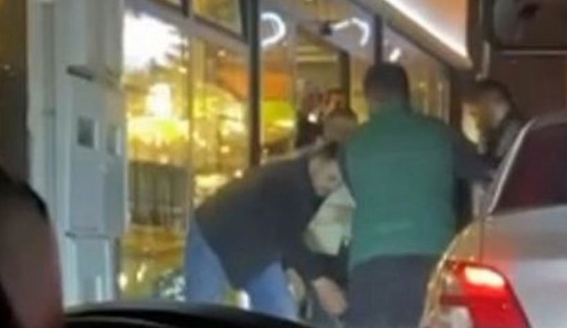 Yol verme kavgasında yumruklar havada uçuştu