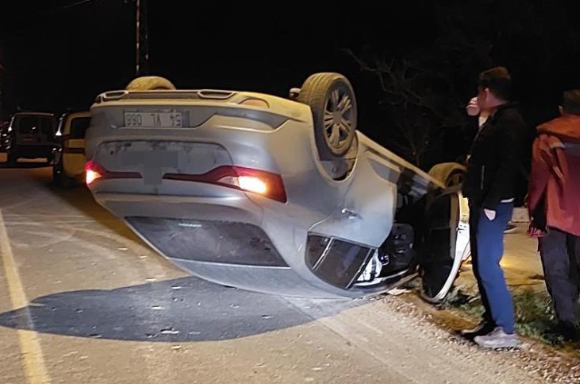 yola-dokulen-kum-nedeniyle-takla-attir3g1uvazm1