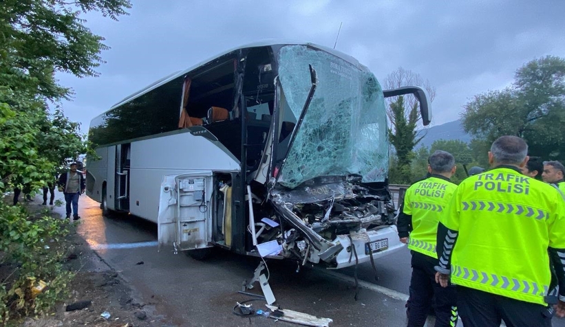 yolcu-dolu-otobus-tira-carpti-1-i-agir-22-yaraliellyutrgou