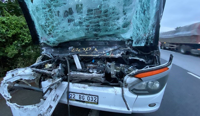 yolcu-dolu-otobus-tira-carpti-1-i-agir-22-yaraliellyutrgou