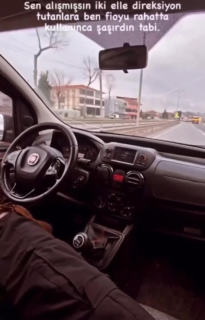 yolcu-koltuguna-gecip-ayaklariyla-direksiyonu-kontrol-ettirnd2butlwm