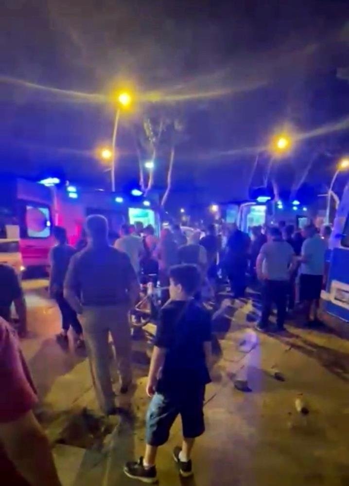 Yolcu minibüsü ile elektrikli bisiklet çarpıştı: 3 yaralı