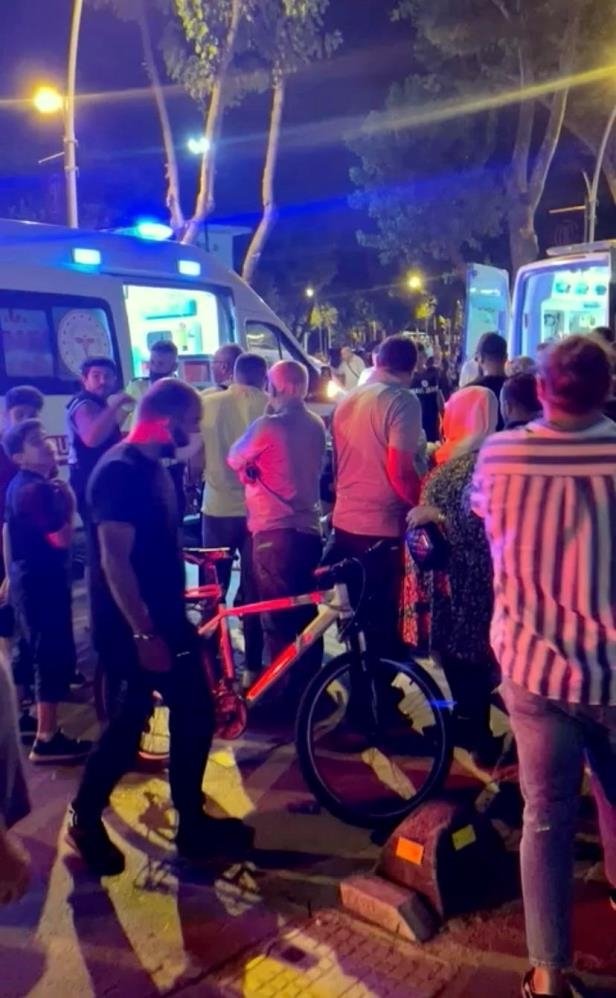 Yolcu minibüsü ile elektrikli bisiklet çarpıştı: 3 yaralı