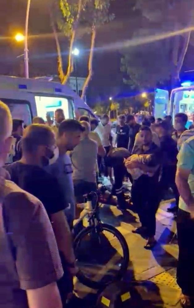 Yolcu minibüsü ile elektrikli bisiklet çarpıştı: 3 yaralı