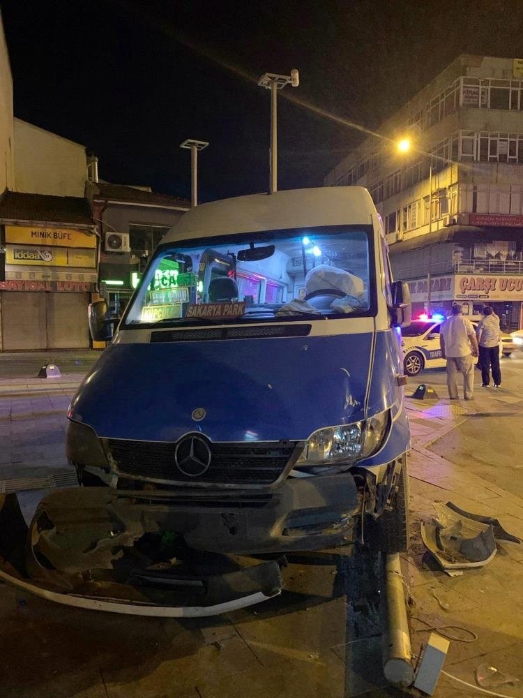 Yolcu minibüsü ile elektrikli bisiklet çarpıştı: 3 yaralı