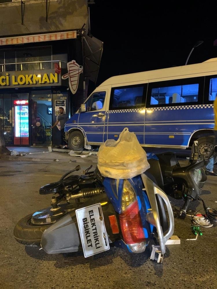 Yolcu minibüsü ile elektrikli bisiklet çarpıştı: 3 yaralı