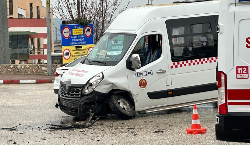 Yolcu minibüsü ile otomobil çarpıştı, 4 kişi yaralandı
