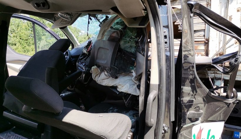 Yolcu minibüsü, kamyona ok gibi saplandı: 4 yaralı