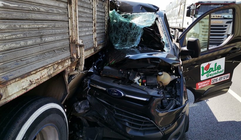 Yolcu minibüsü, kamyona ok gibi saplandı: 4 yaralı