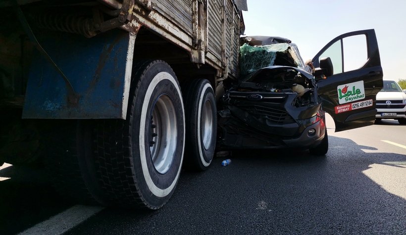 Yolcu minibüsü, kamyona ok gibi saplandı: 4 yaralı