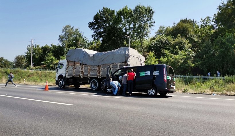 Yolcu minibüsü, kamyona ok gibi saplandı: 4 yaralı