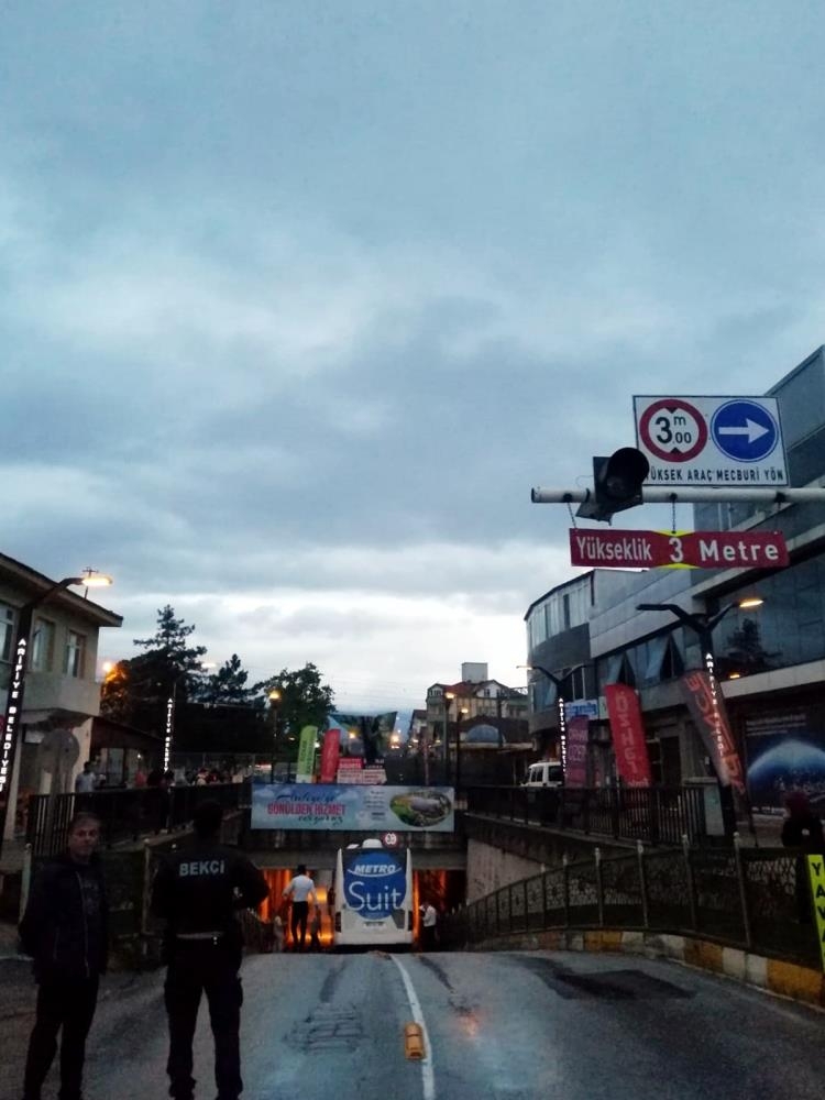 Yolcu otobüsü alt geçitte sıkıştı