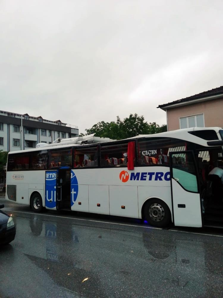 Yolcu otobüsü alt geçitte sıkıştı