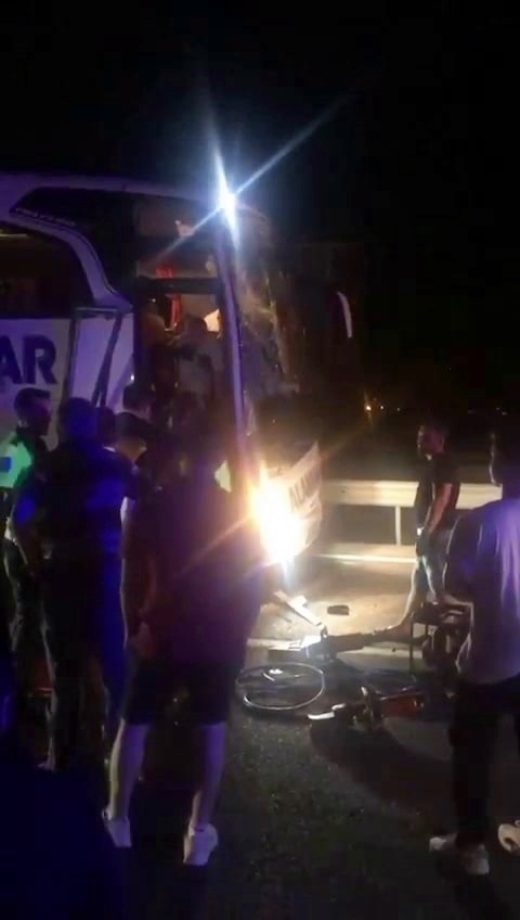 Yolcu otobüsü ile kargo kamyonu çarptı