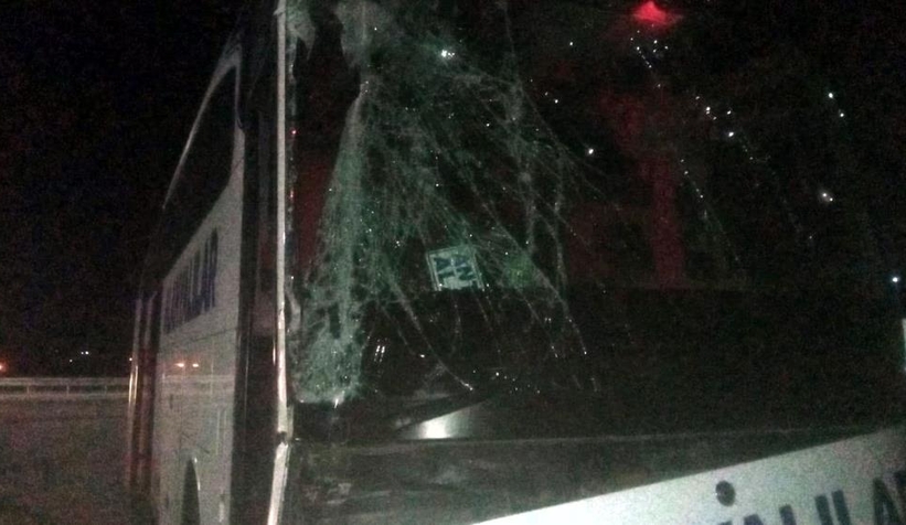 Yolcu otobüsü ile kargo kamyonu çarptı