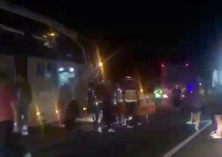 Yolcu otobüsü ile kargo kamyonu çarptı