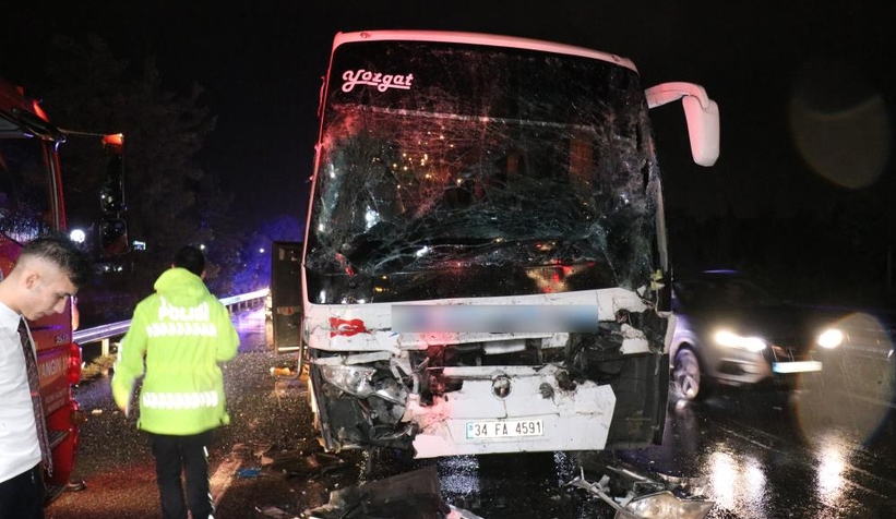 yolcu-otobusu-tira-carpti-25-yaralir1mzy0dxsw