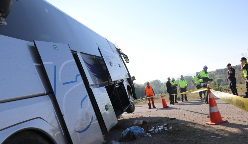 Yolcu otobüsü yoldan çıktı: 2’si ağır 14 yaralı