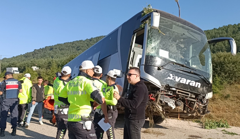 Yolcu otobüsü yoldan çıktı: 2’si ağır 14 yaralı
