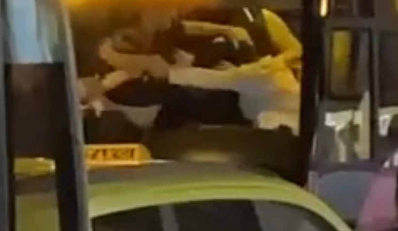 Yolcu otobüsünde tekme tokat kavga