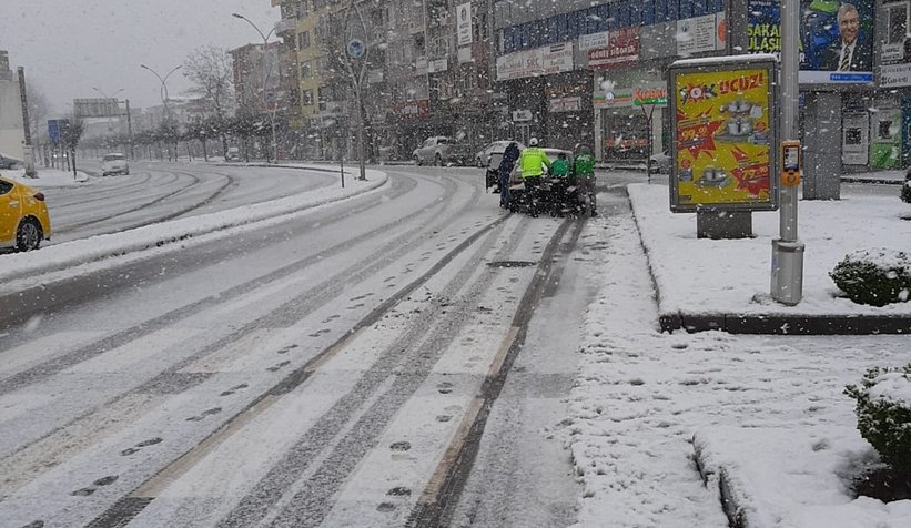 Yolda kalan vatandaşların yardımına polisler koştu