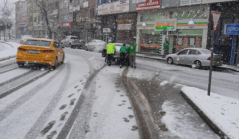 Yolda kalan vatandaşların yardımına polisler koştu