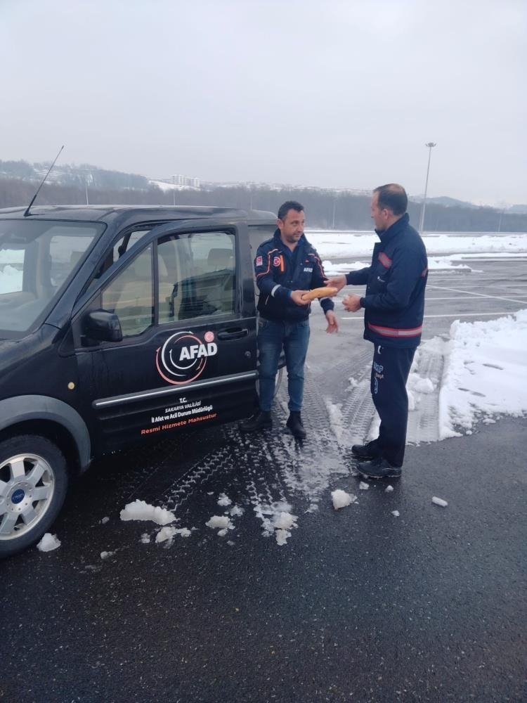 Yolda kalanlara sıcak çorba dağıttılar