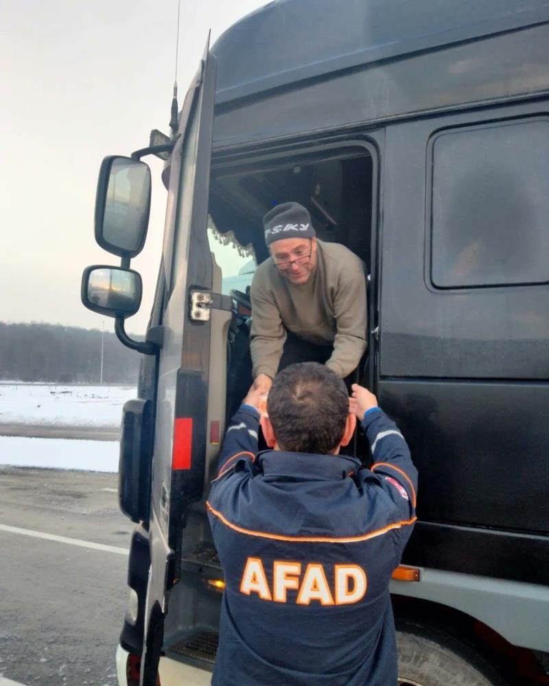 Yolda kalanlara sıcak çorba dağıttılar