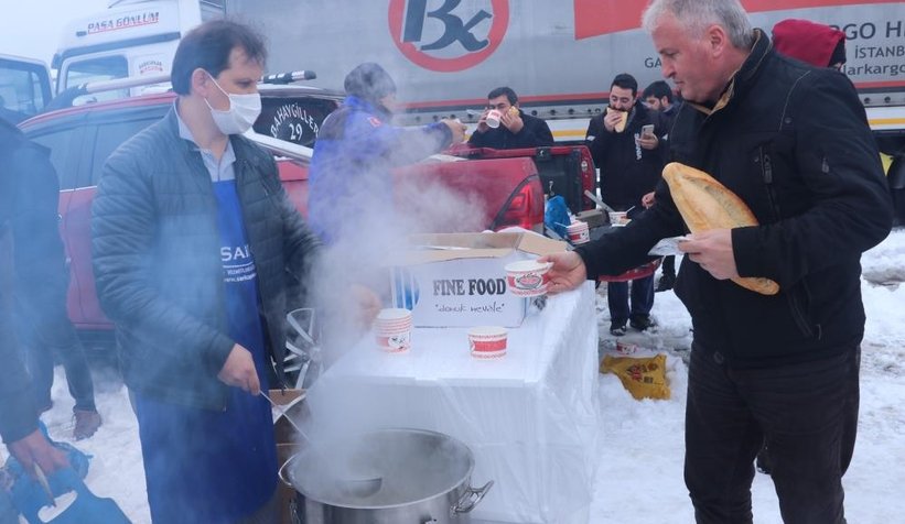 Yolda mahsur kalan tır sürücüleri için mangal kurdular