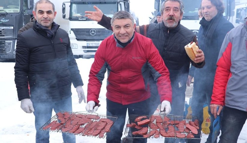 Yolda mahsur kalan tır sürücüleri için mangal kurdular