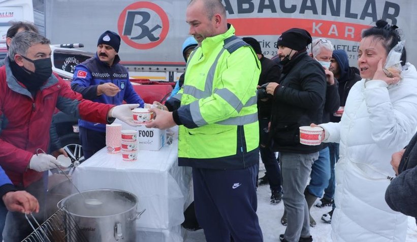 Yolda mahsur kalan tır sürücüleri için mangal kurdular