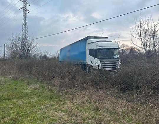 yoldan-cikan-tir-tarlaya-girdinmyyemjvl2