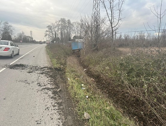 yoldan-cikan-tir-tarlaya-girdinmyyemjvl2