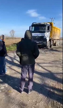 Yolu kapatıp hafriyat kamyonlarını geçirmediler