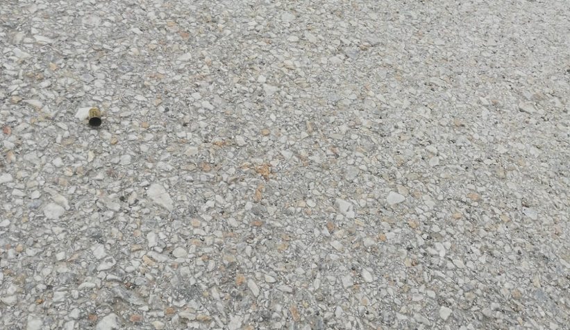 Yolu trafiğe kapatıp silahlarını ateşlediler