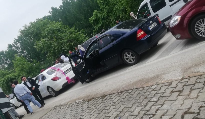 Yolu trafiğe kapatıp silahlarını ateşlediler