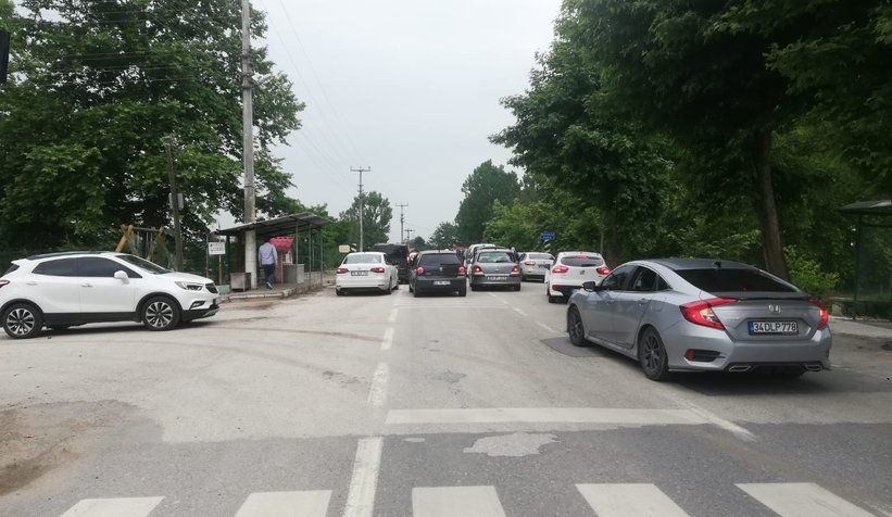 Yolu trafiğe kapatıp silahlarını ateşlediler
