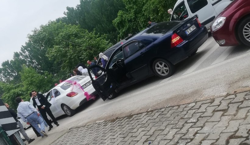 Yolu trafiğe kapatıp silahlarını ateşlediler