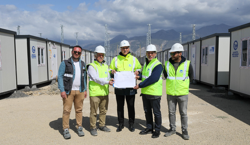 Yüce'den deprem bölgesinde mesaj: Yaralar sarılana kadar buradayız