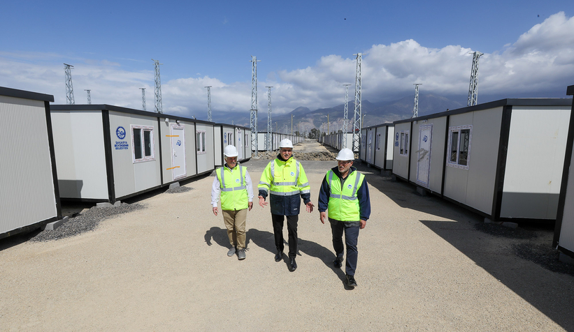Yüce'den deprem bölgesinde mesaj: Yaralar sarılana kadar buradayız
