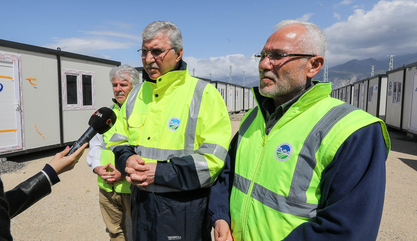 Yüce'den deprem bölgesinde mesaj: Yaralar sarılana kadar buradayız