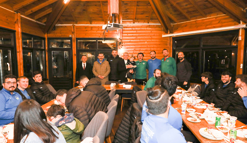 Yüce, hentbol takımıyla buluştu