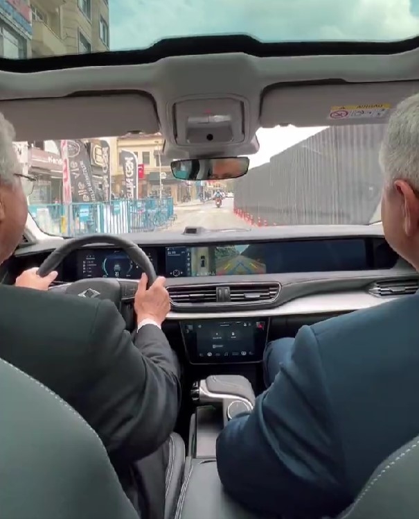 yuce-togg-un-direksiyonuna-gecti-buyukelciye-sehir-turu-attirdimzfbsfbkrt