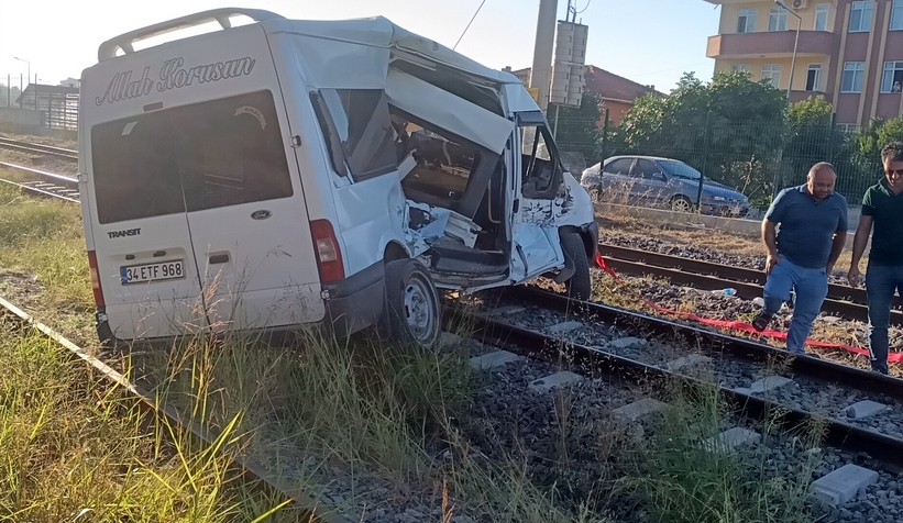 yuk-treni-minibusu-metrelerce-suruklediuffhanhyrw