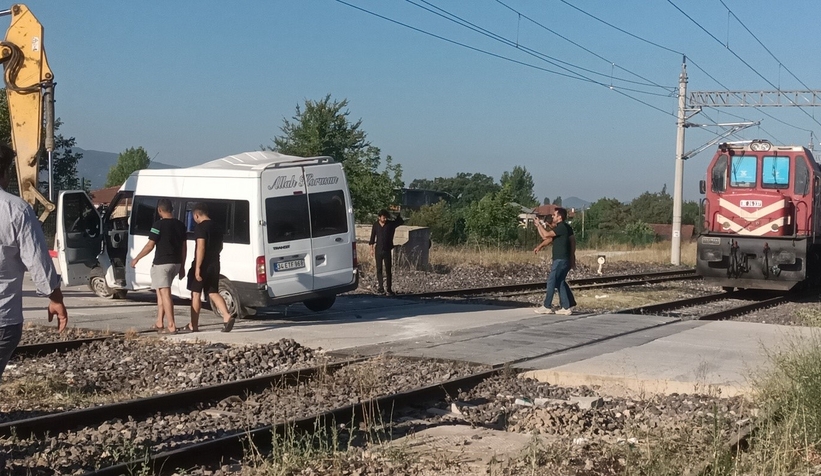 yuk-treni-minibusu-metrelerce-suruklediuffhanhyrw