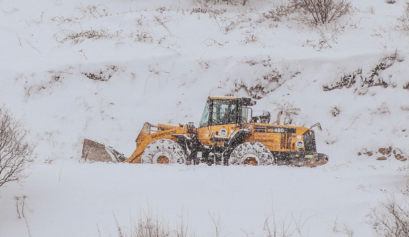Yüksek kesimlerde karla mücadele sürüyor
