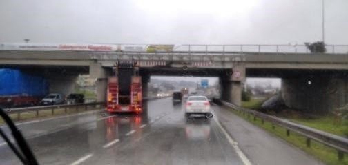 Yüksekliği hesap edemedi köprüye çarptı