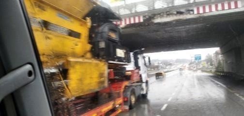 Yüksekliği hesap edemedi köprüye çarptı